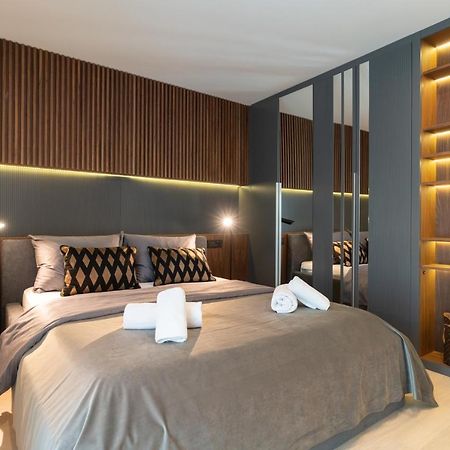 Ez Luxury Living Apartment โรวีน ภายนอก รูปภาพ