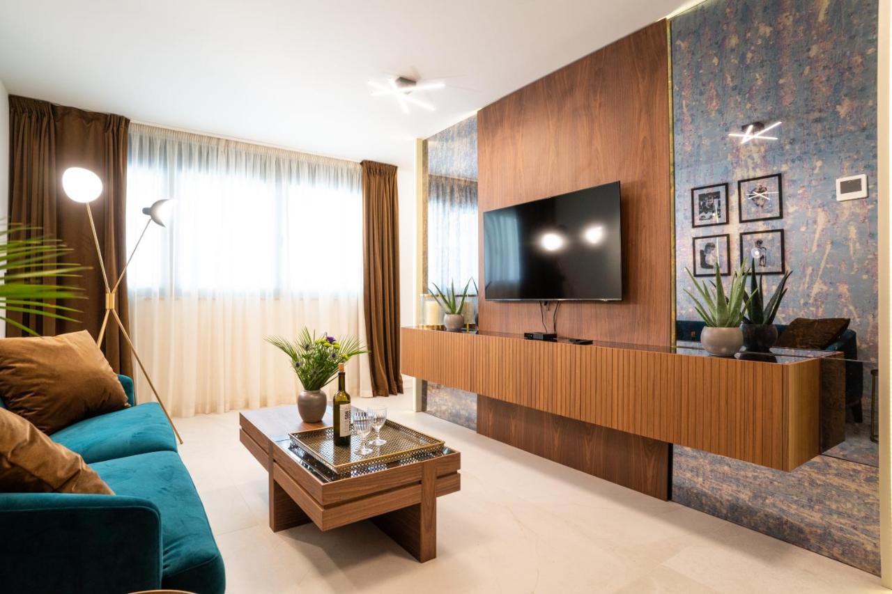 Ez Luxury Living Apartment โรวีน ภายนอก รูปภาพ