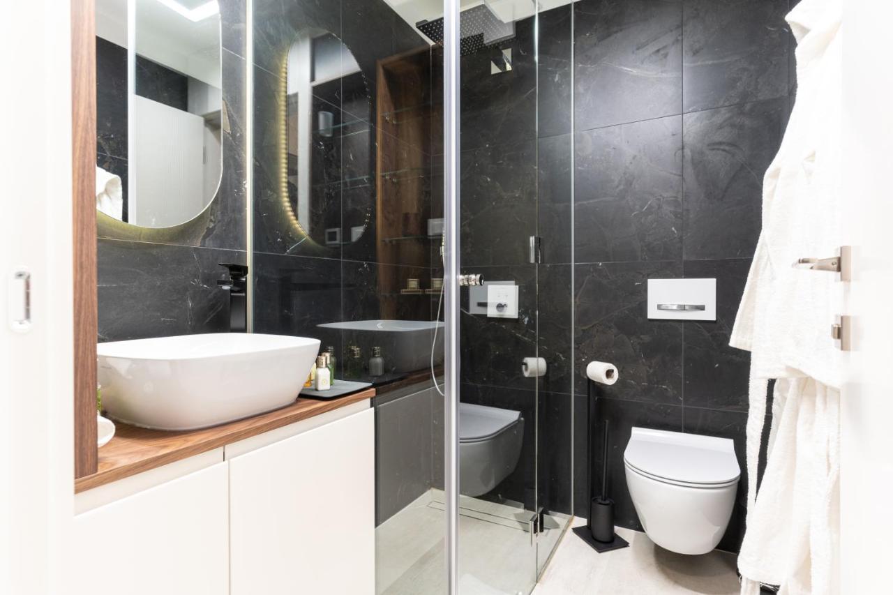 Ez Luxury Living Apartment โรวีน ภายนอก รูปภาพ