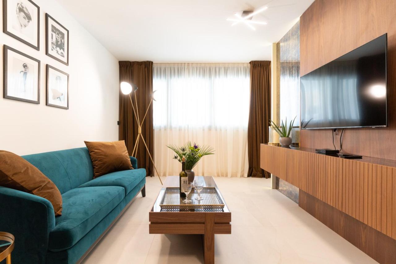 Ez Luxury Living Apartment โรวีน ภายนอก รูปภาพ