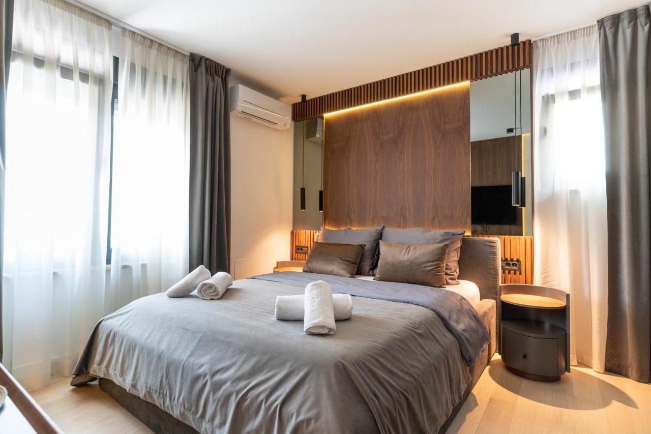 Ez Luxury Living Apartment โรวีน ภายนอก รูปภาพ