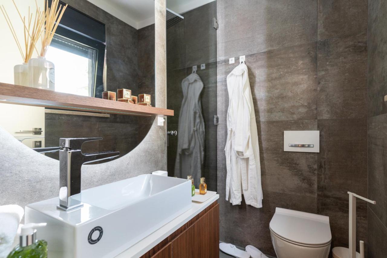 Ez Luxury Living Apartment โรวีน ภายนอก รูปภาพ