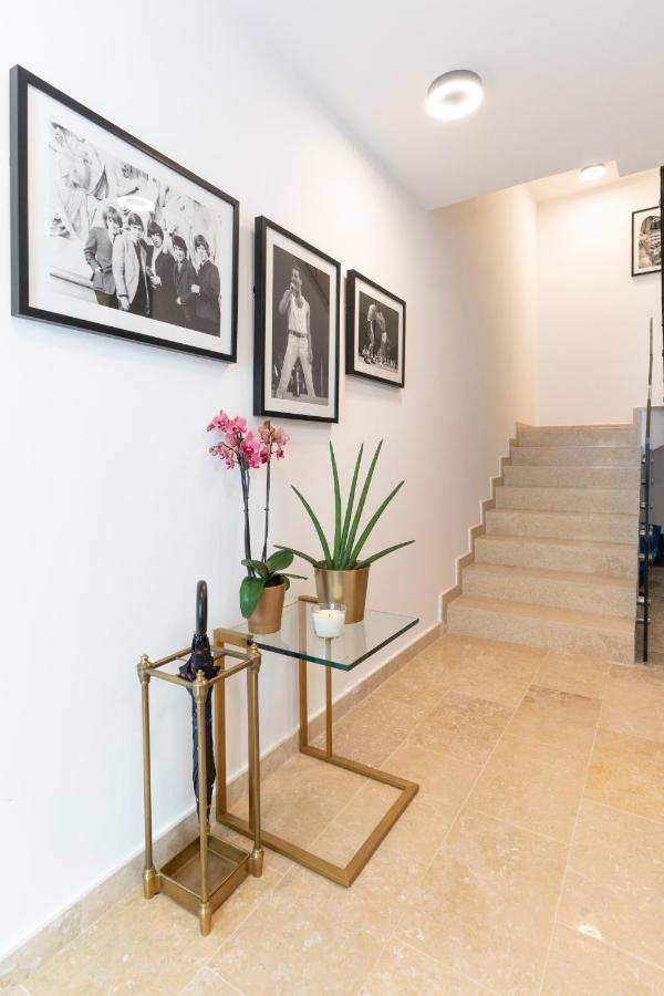 Ez Luxury Living Apartment โรวีน ภายนอก รูปภาพ