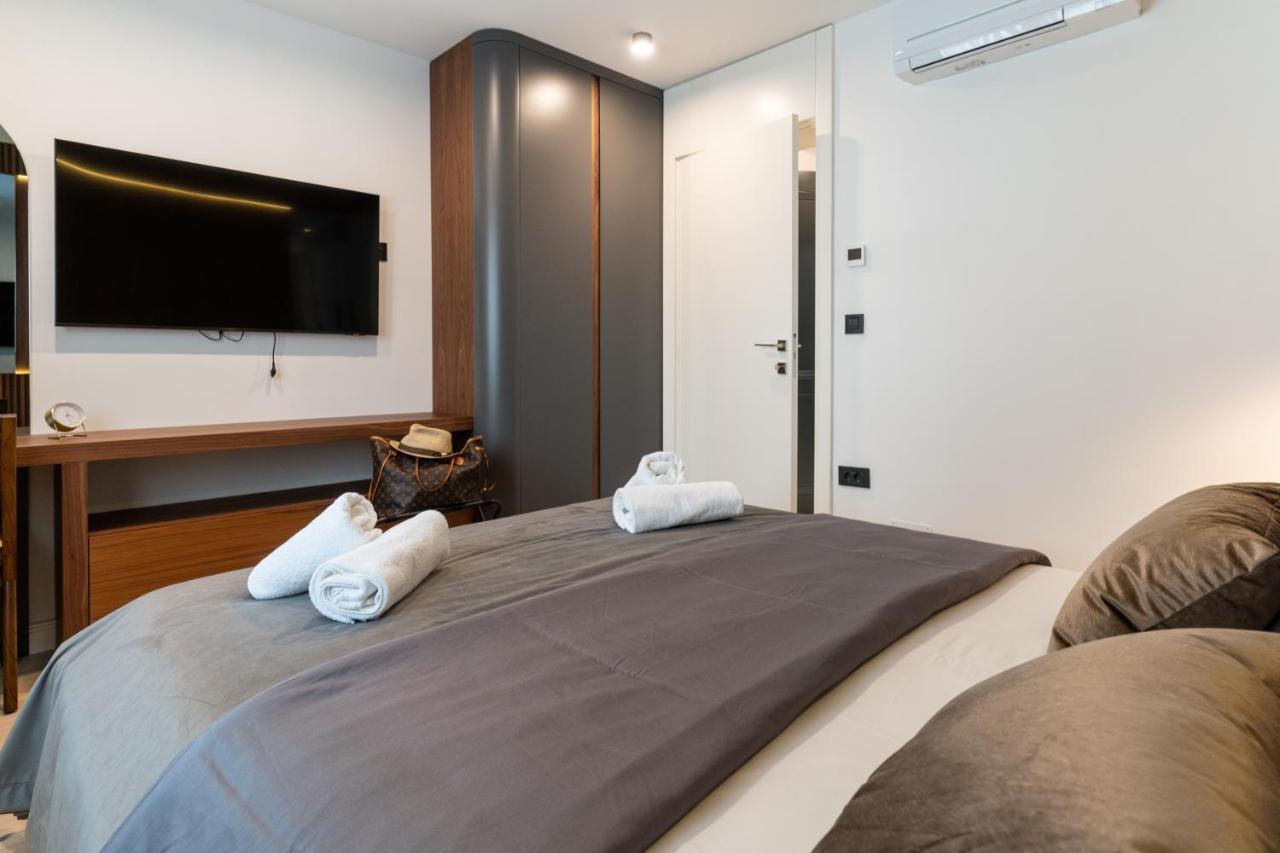 Ez Luxury Living Apartment โรวีน ภายนอก รูปภาพ