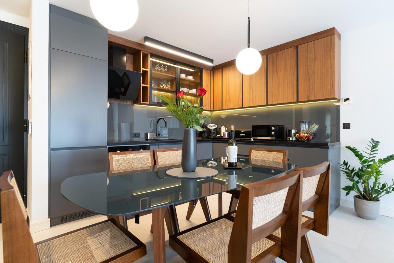 Ez Luxury Living Apartment โรวีน ภายนอก รูปภาพ