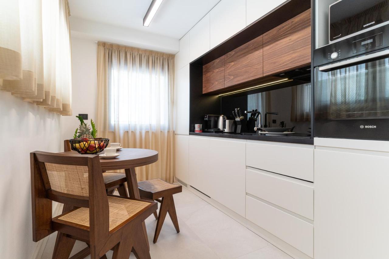 Ez Luxury Living Apartment โรวีน ภายนอก รูปภาพ