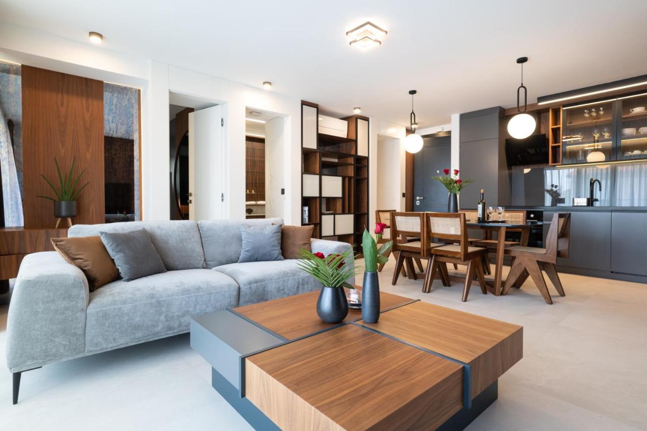 Ez Luxury Living Apartment โรวีน ภายนอก รูปภาพ