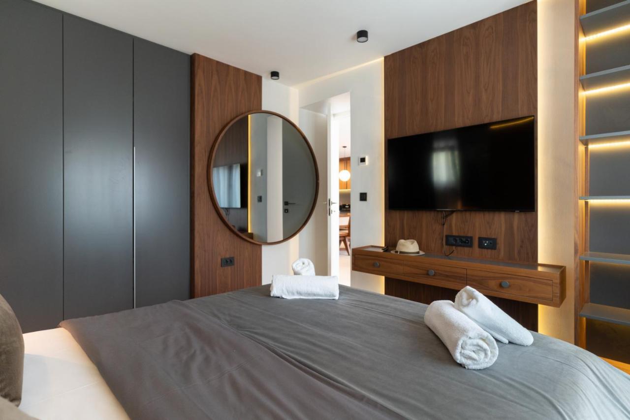 Ez Luxury Living Apartment โรวีน ภายนอก รูปภาพ