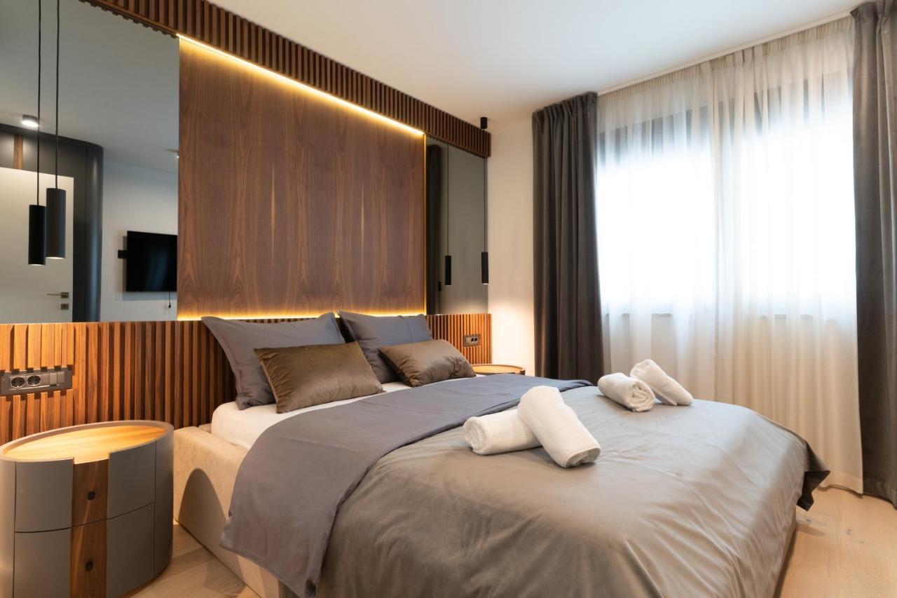 Ez Luxury Living Apartment โรวีน ภายนอก รูปภาพ