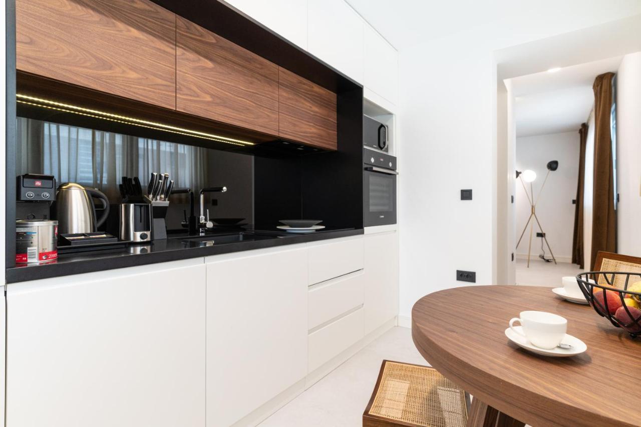 Ez Luxury Living Apartment โรวีน ภายนอก รูปภาพ