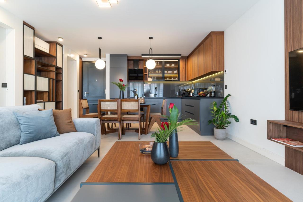 Ez Luxury Living Apartment โรวีน ภายนอก รูปภาพ