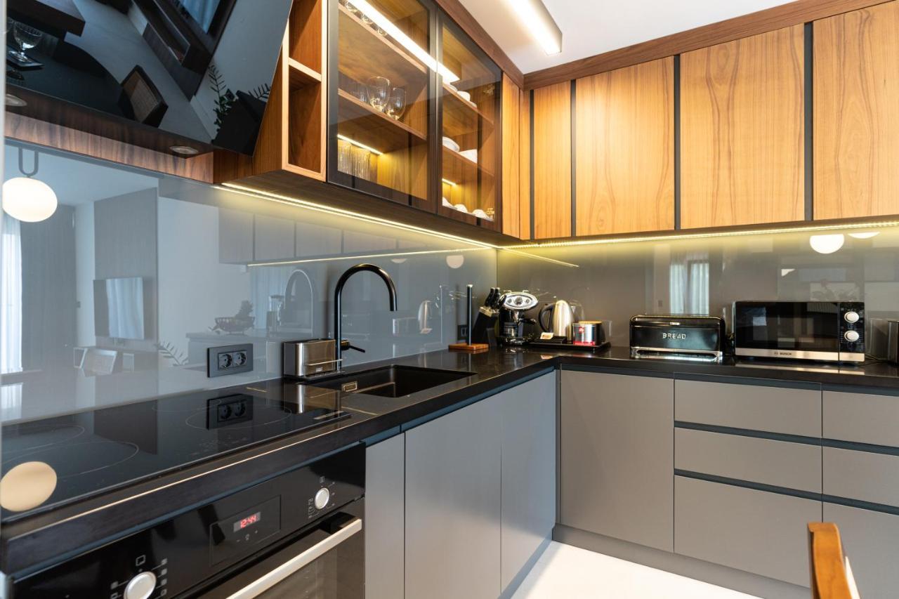 Ez Luxury Living Apartment โรวีน ภายนอก รูปภาพ