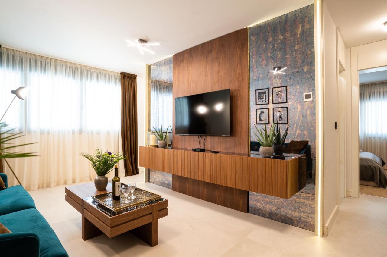 Ez Luxury Living Apartment โรวีน ภายนอก รูปภาพ