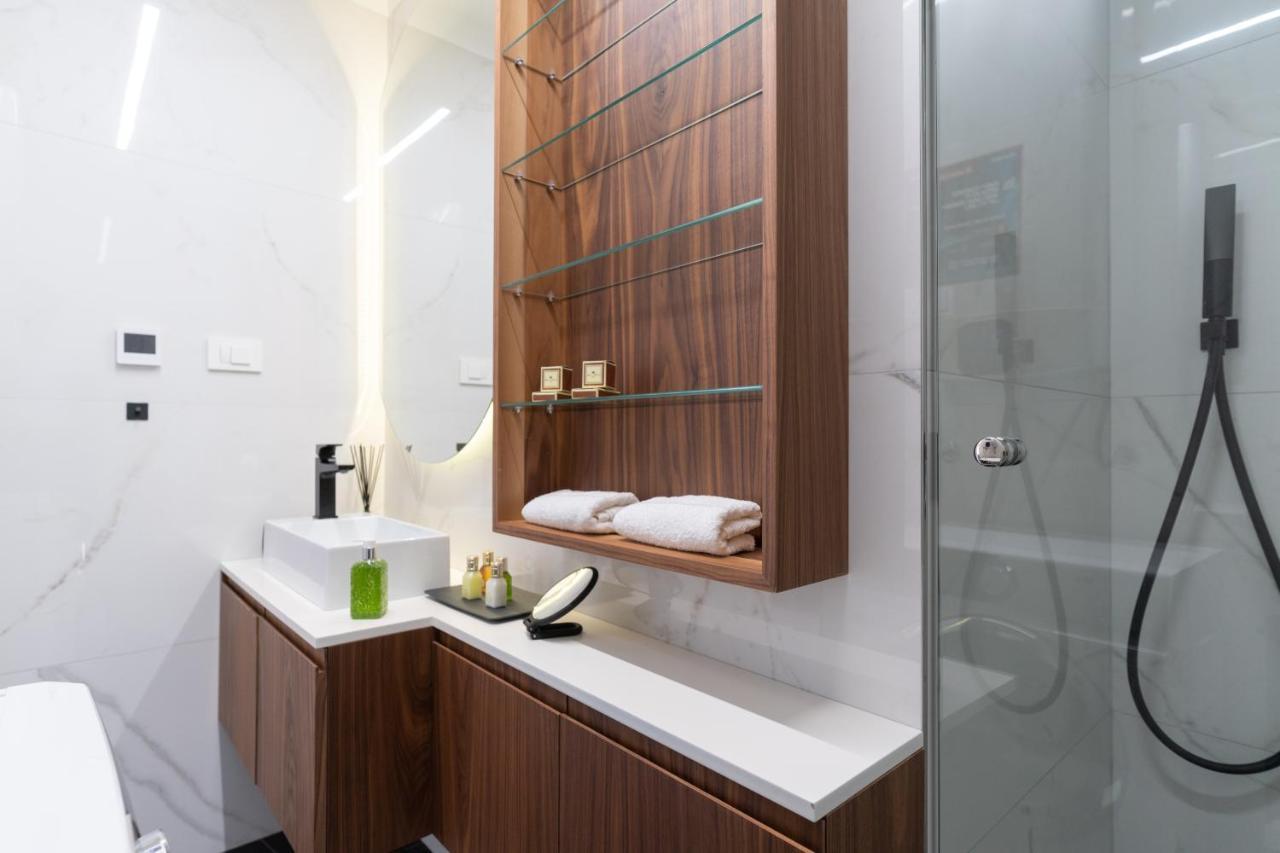 Ez Luxury Living Apartment โรวีน ภายนอก รูปภาพ