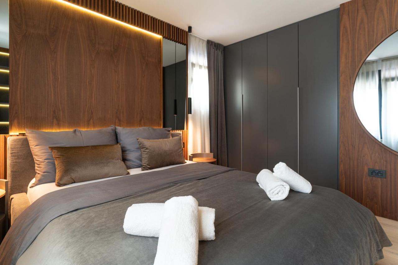 Ez Luxury Living Apartment โรวีน ภายนอก รูปภาพ